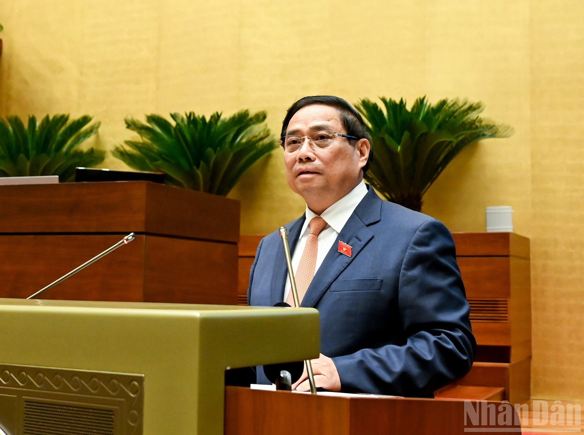 El primer ministro Pham Minh Chinh presenta un informe sobre la implementación del plan de desarrollo socioeconómico para 2025 y el quinquenio 2021-2025, así como el plan proyectado para 2026.