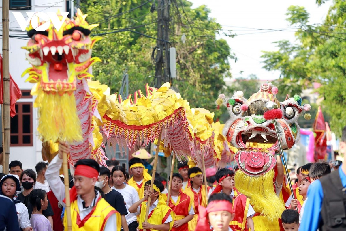 La población recibe con alegría la procesión del palanquín. 16.jpg