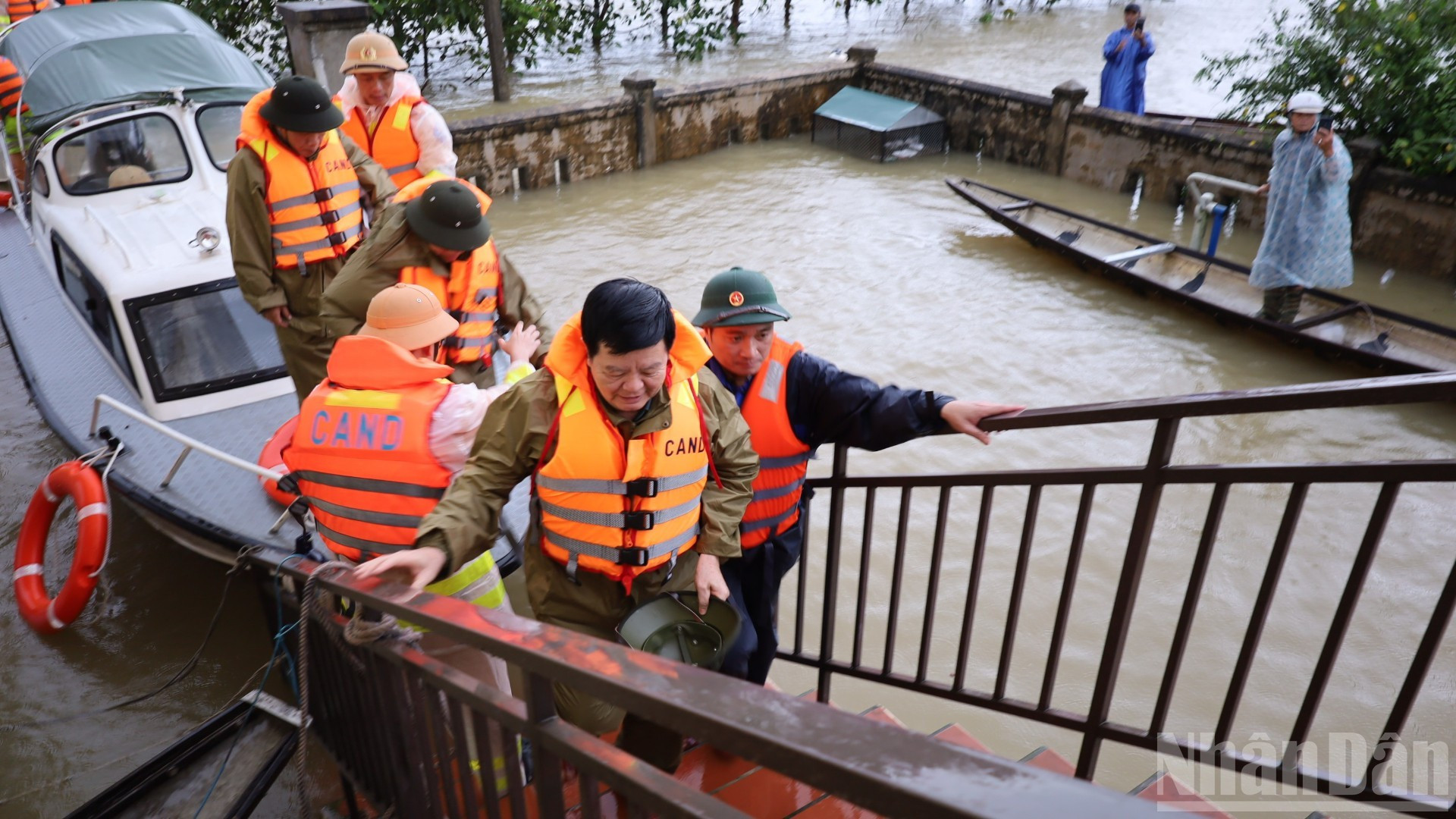 El viceprimer ministro Mai Van Chinh visita a los habitantes en la comuna de Dien Sanh, en la provincia de Quang Tri.