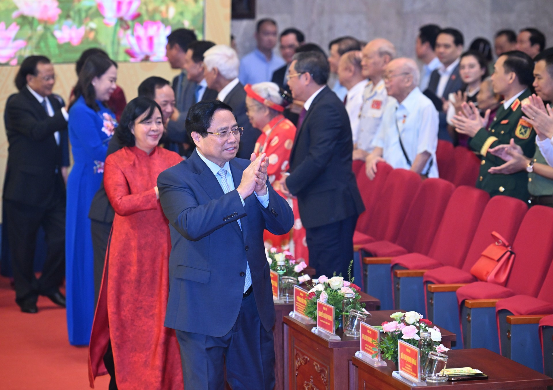 El primer ministro de Vietnam, Pham Minh Chinh, también presidente del Consejo Central de Emulación y Recompensas, asiste al evento.
