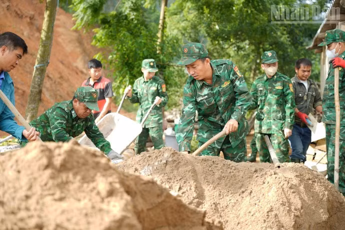 La estación de guardia fronteriza de Bao Lam, perteneciente a la Guardia Fronteriza de Lang Son, participa en la construcción de viviendas para la población de la zona.