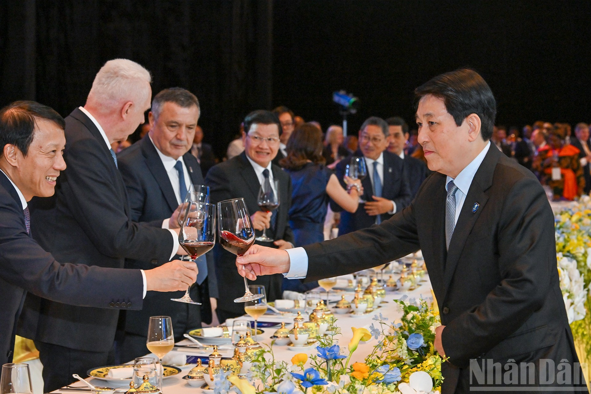 Luong Cuong y los delegados en la cita. Luong Cuong y los delegados en la cita.