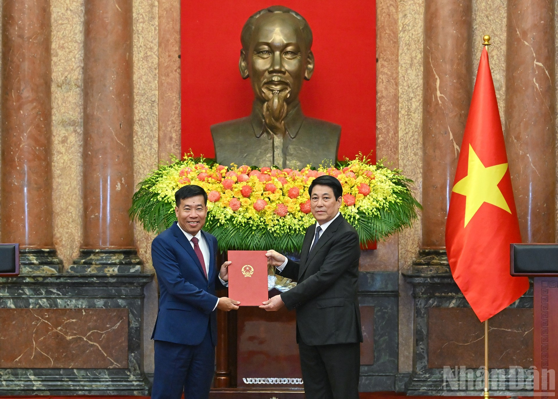 El presidente Luong Cuong entrega la decisión de otorgar el título de Embajador de la República Socialista de Vietnam de segunda categoría al viceministro de Relaciones Exteriores Nguyen Manh Cuong.