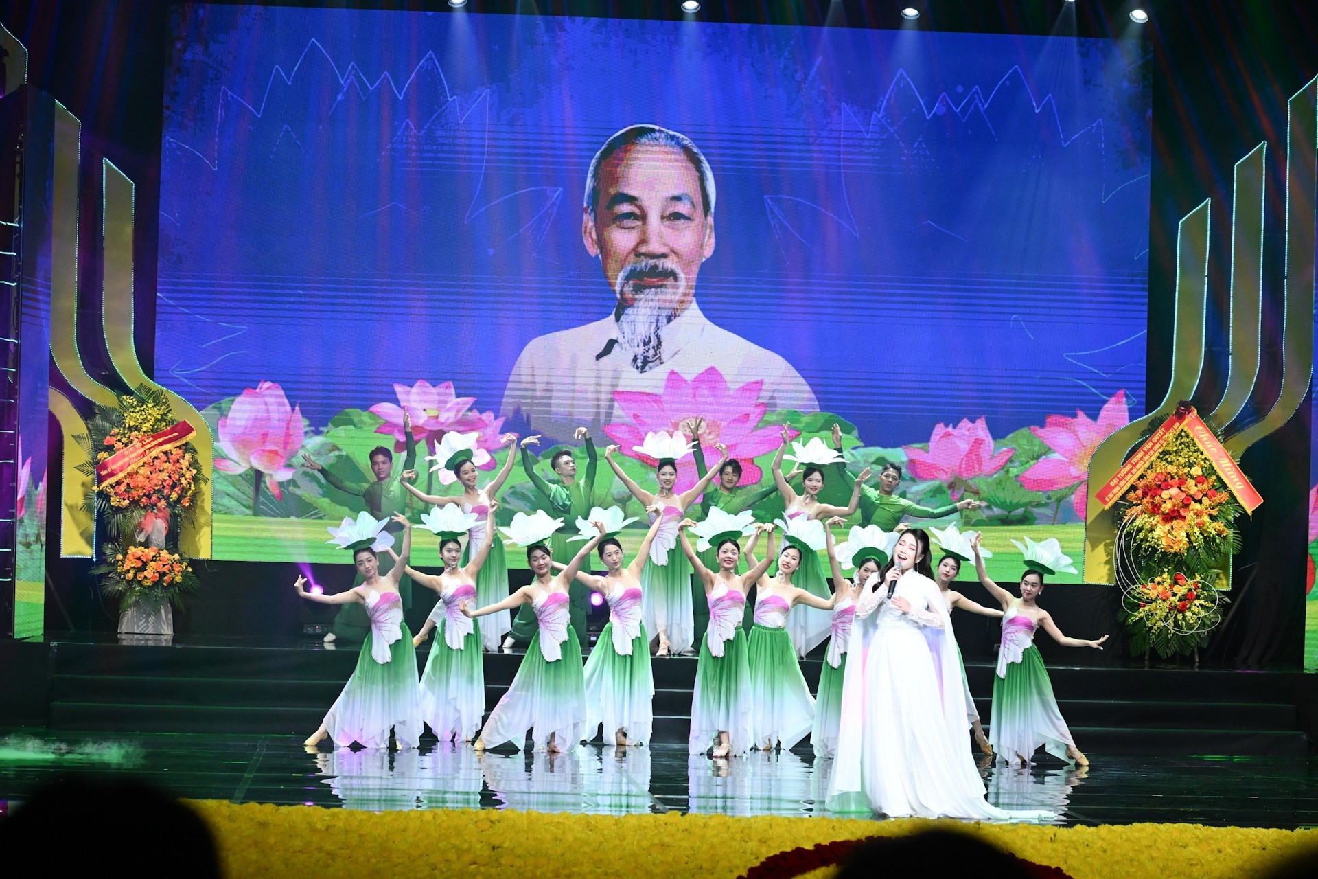 Una actuación artística en el evento.