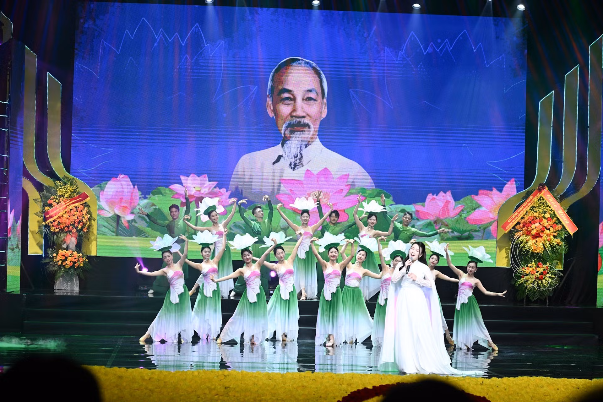 Una actuación artística en el evento.