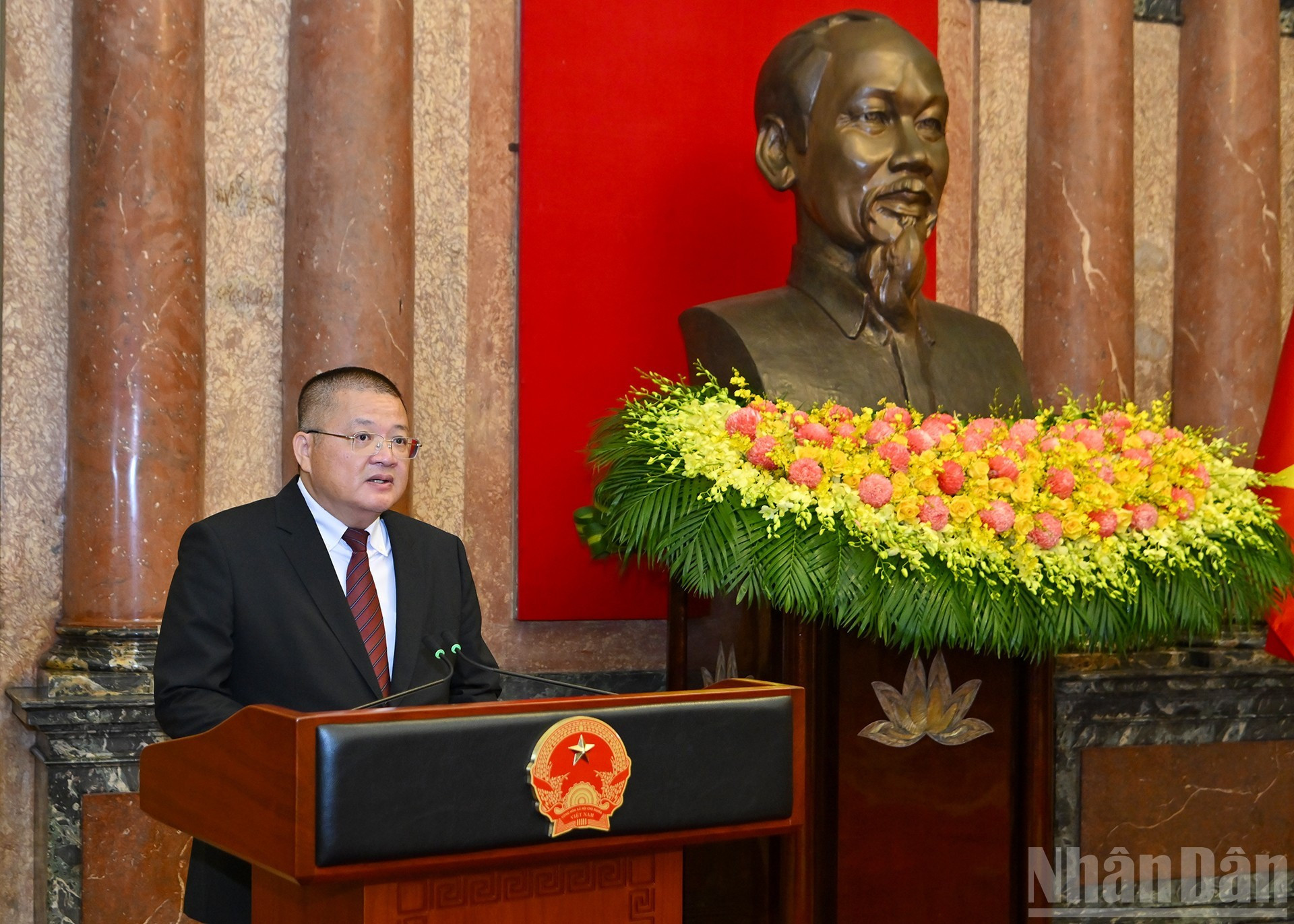 Un representante de los embajadores nombrados toma la palabra durante la ceremonia.