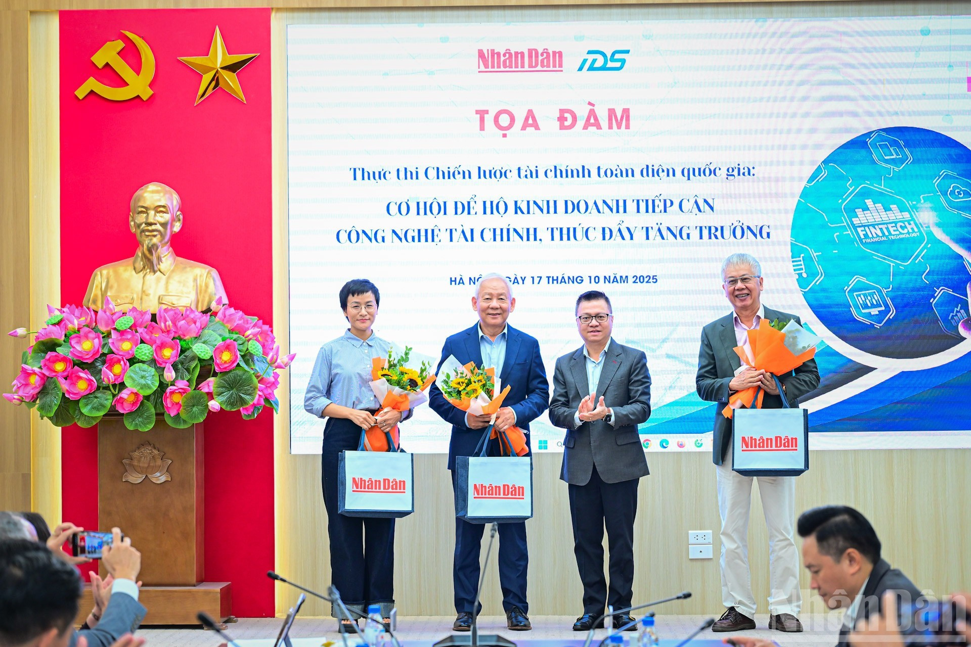 Quoc Minh entrega regalos a representantes de IDS. Quoc Minh entrega regalos a representantes de IDS.