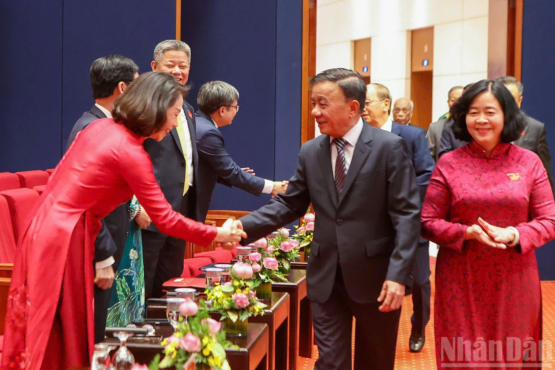 Tran Cam Tu, miembro del Buró Político y permanente del Secretariado del Comité Central del Partido Comunista de Vietnam, asiste a la cita.