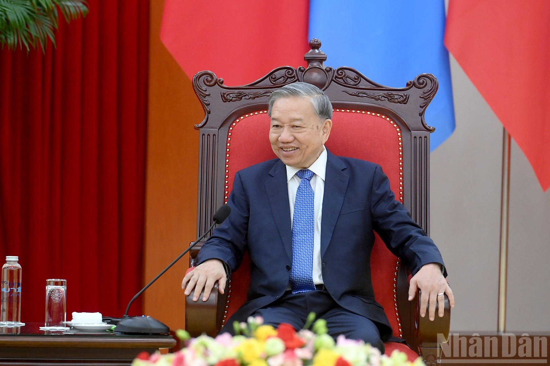 To Lam habla en el encuentro.