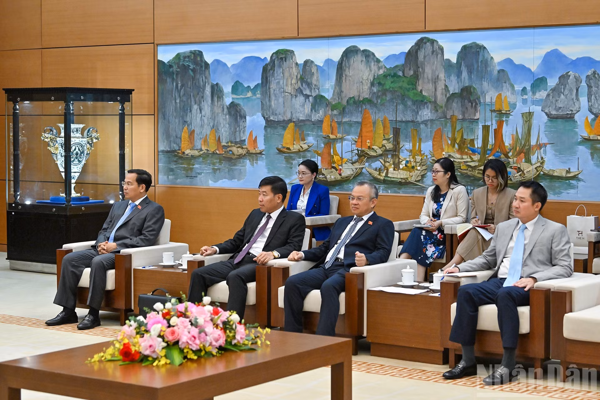 Asistentes vietnamitas en el encuentro.