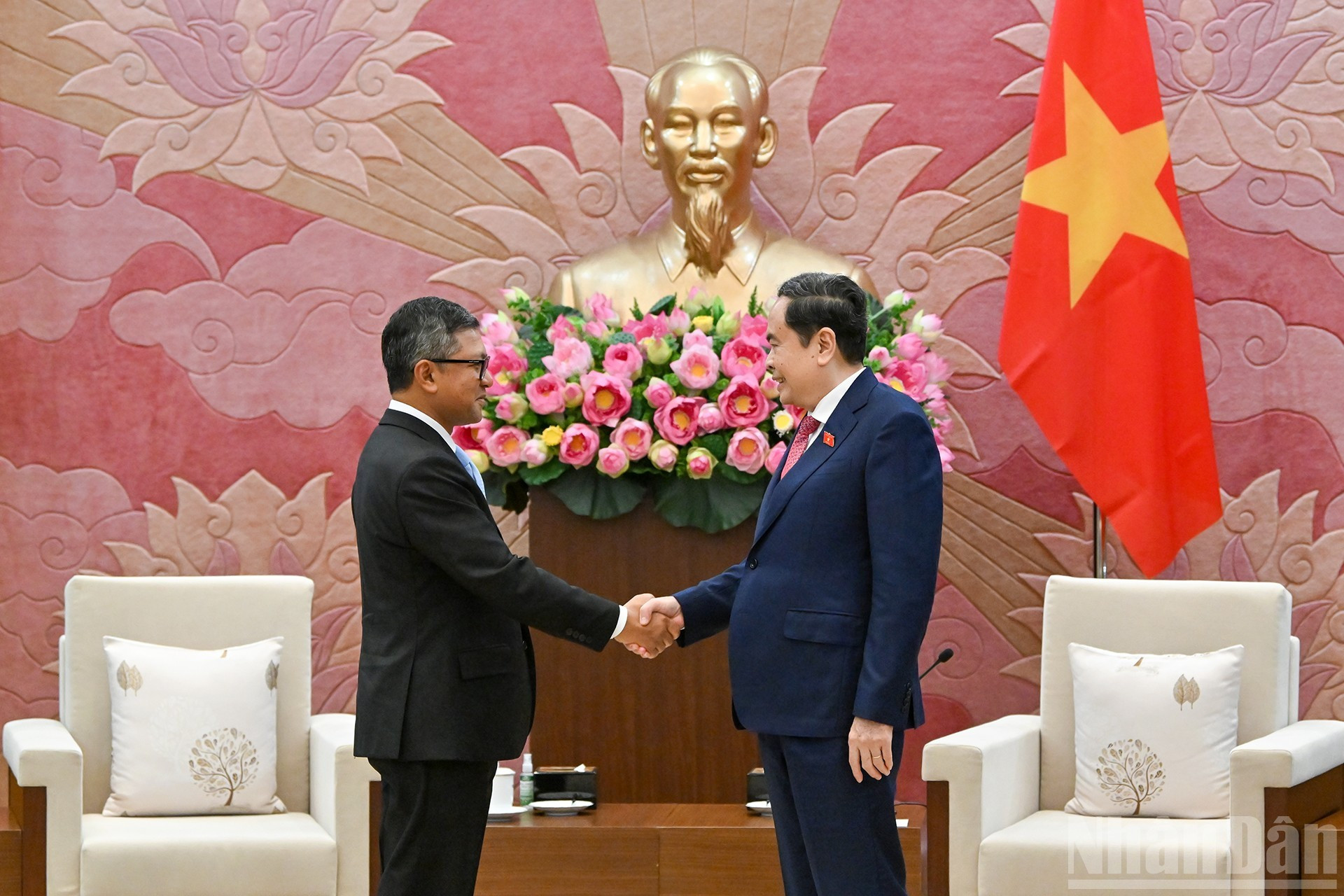 El presidente de la Asamblea Nacional de Vietnam, Tran Thanh Man, recibe al embajador de Indonesia, Denny Abdi.
