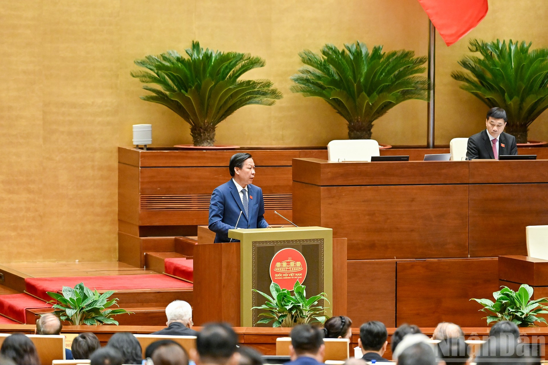 El jefe de la Comisión de Asuntos Económicos y Financieros de la Asamblea Nacional, Phan Van Mai, presenta un informe sobre la verificación de la implementación del plan de desarrollo socioeconómico para 2025 y el quinquenio 2021-2025, así como el plan proyectado para 2026.