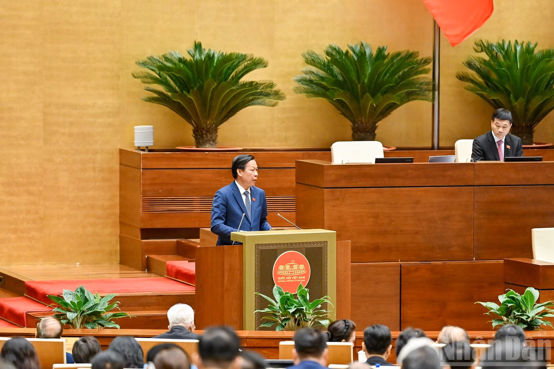 El jefe de la Comisión de Asuntos Económicos y Financieros de la Asamblea Nacional, Phan Van Mai, presenta un informe sobre la verificación de la implementación del plan de desarrollo socioeconómico para 2025 y el quinquenio 2021-2025, así como el plan proyectado para 2026.