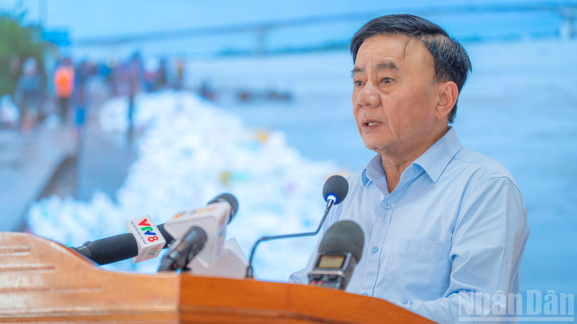 Cam Tu destaca que el Partido y el Estado siempre acompañan a la población para superar las dificultades y restablecer pronto la vida cotidiana. Cam Tu destaca que el Partido y el Estado siempre acompañan a la población para superar las dificultades y restablecer pronto la vida cotidiana.