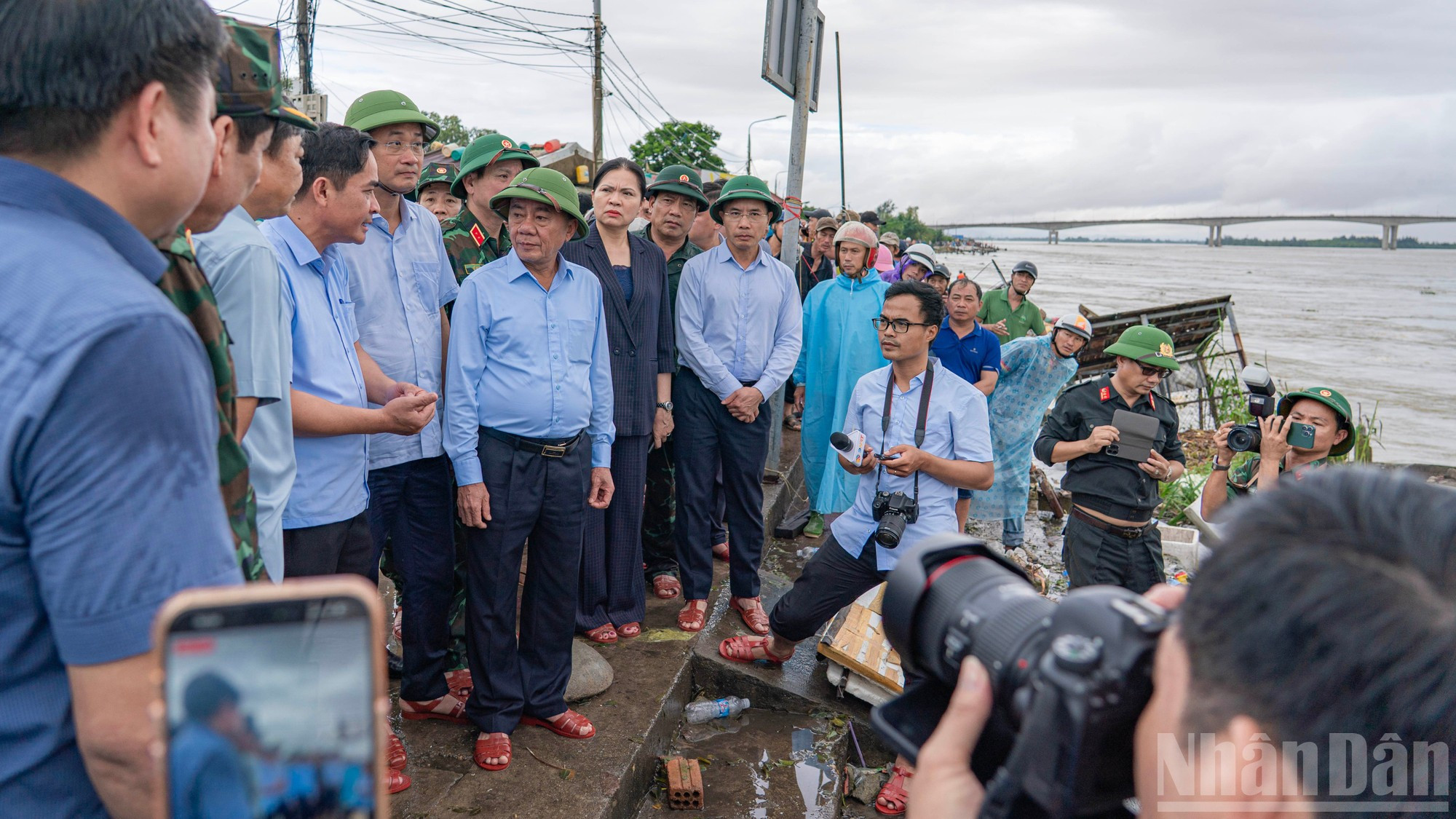 En el marco de la visita, la delegación de trabajo llega a la zona de deslizamiento del dique en la aldea An Luong, comuna Duy Nghia. En el marco de la visita, la delegación de trabajo llega a la zona de deslizamiento del dique en la aldea An Luong, comuna Duy Nghia.