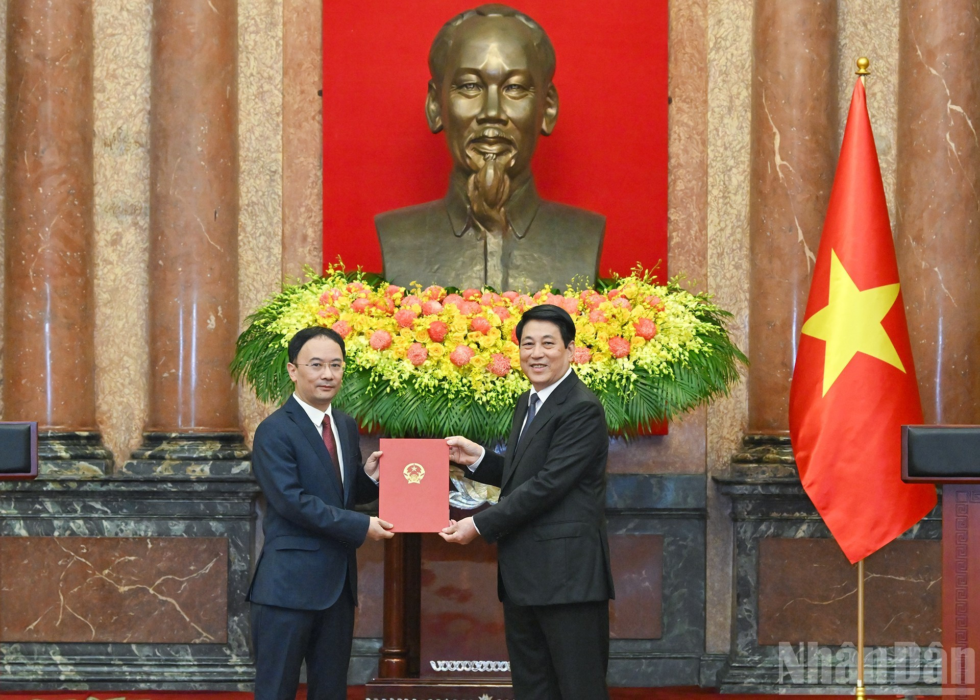 Entregan la decisión que nombra al embajador de Vietnam en Irlanda.