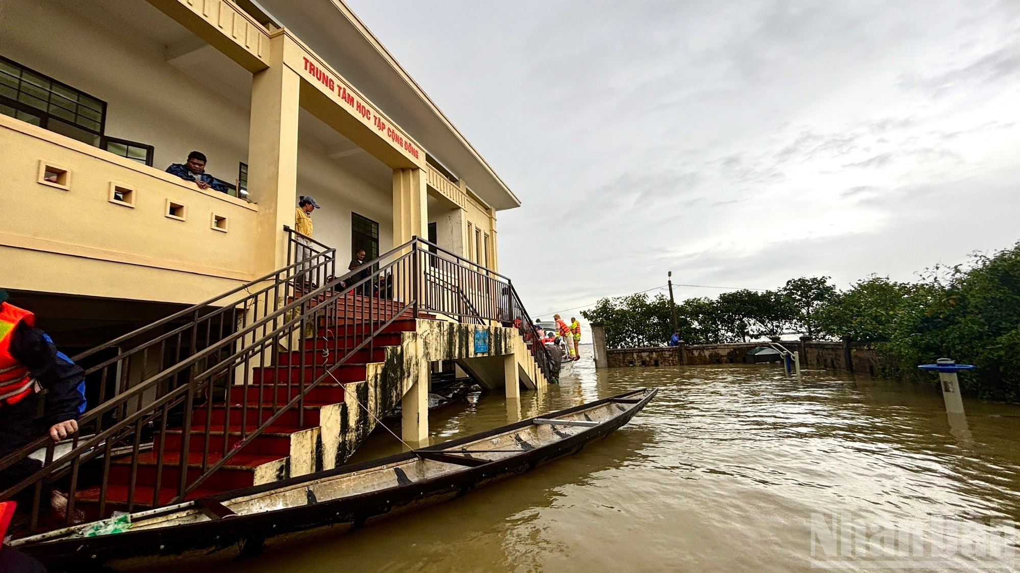 Debido a que sus casas están profundamente inundadas, los habitantes han acudido al Centro de Aprendizaje Comunitario de la aldea de Cay Da, comuna de Dien Sanh. Debido a que sus casas están profundamente inundadas, los habitantes han acudido al Centro de Aprendizaje Comunitario de la aldea de Cay Da, comuna de Dien Sanh.