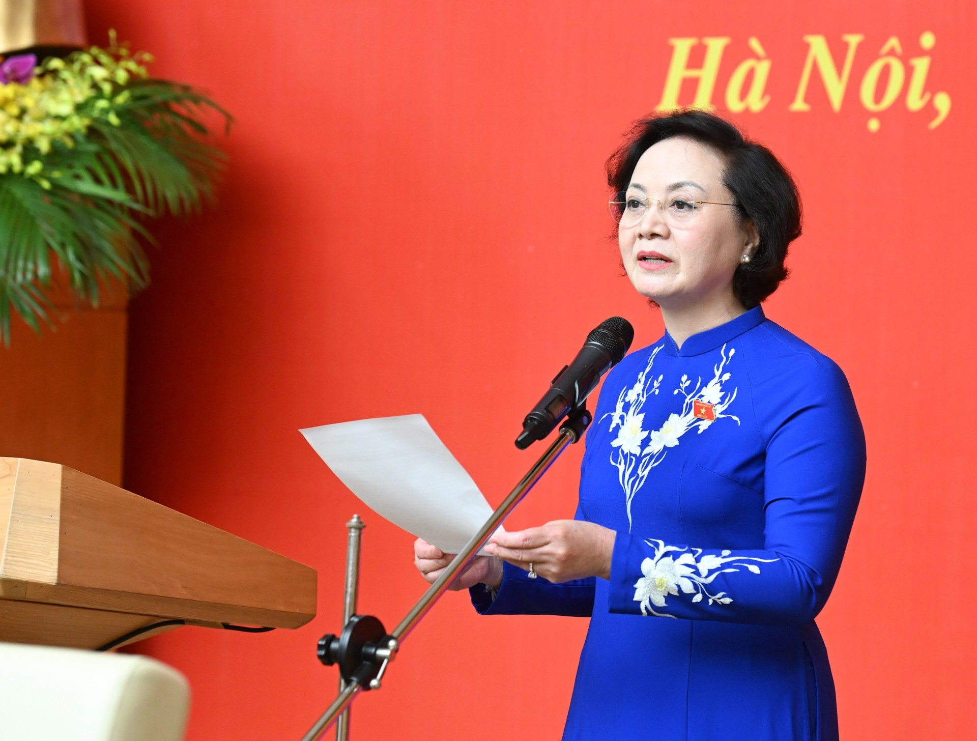 Pham Thi Thanh Tra, viceprimera ministra, en nombre de los funcionarios designados, pronuncia un discurso en el evento.