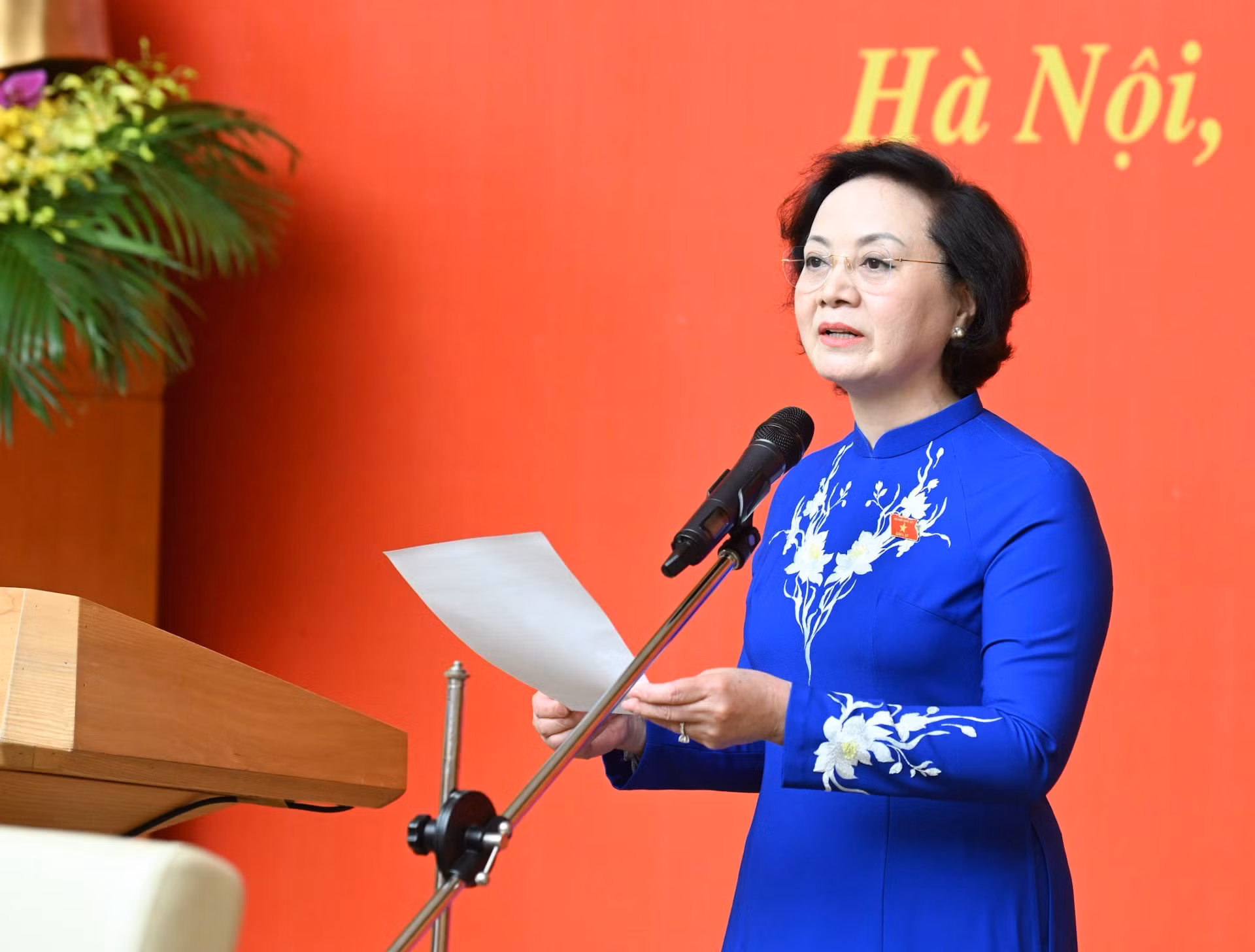 Pham Thi Thanh Tra, viceprimera ministra, en nombre de los funcionarios designados, pronuncia un discurso en el evento.