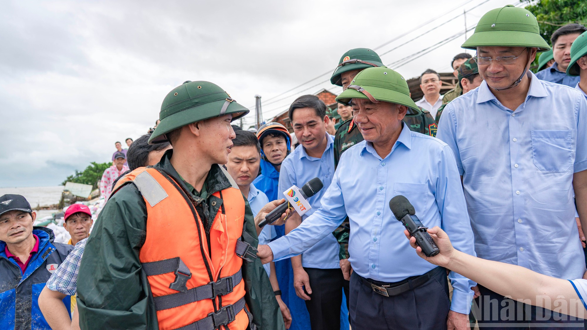 El dirigente anima a las fuerzas armadas y a numerosos habitantes que, día y noche, trabajan con urgencia para reforzar los tramos críticos del dique gravemente afectados por la creciente del río. El dirigente anima a las fuerzas armadas y a numerosos habitantes que, día y noche, trabajan con urgencia para reforzar los tramos críticos del dique gravemente afectados por la creciente del río.