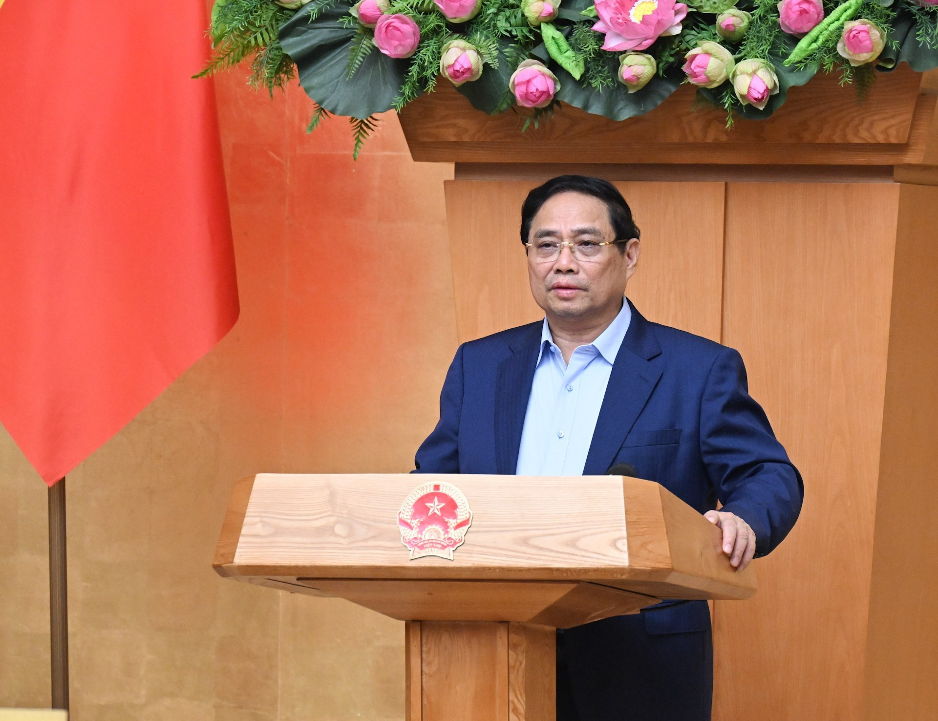 El primer ministro de Vietnam, Pham Minh Chinh, habla en la reunión.