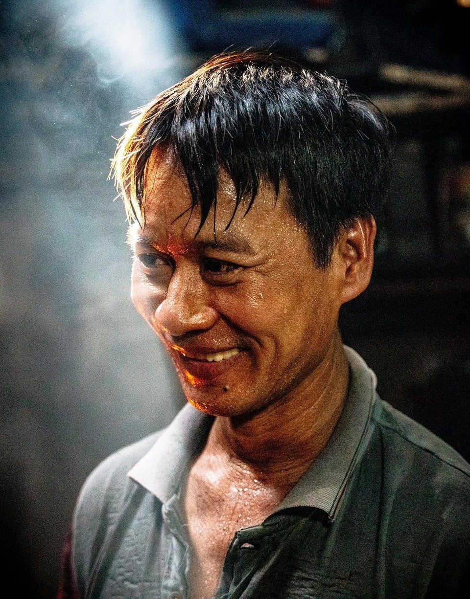Nguyen Van Tuan lleva más de 30 años dedicado al oficio de cocer pescado al vapor. Nguyen Van Tuan lleva más de 30 años dedicado al oficio de cocer pescado al vapor.