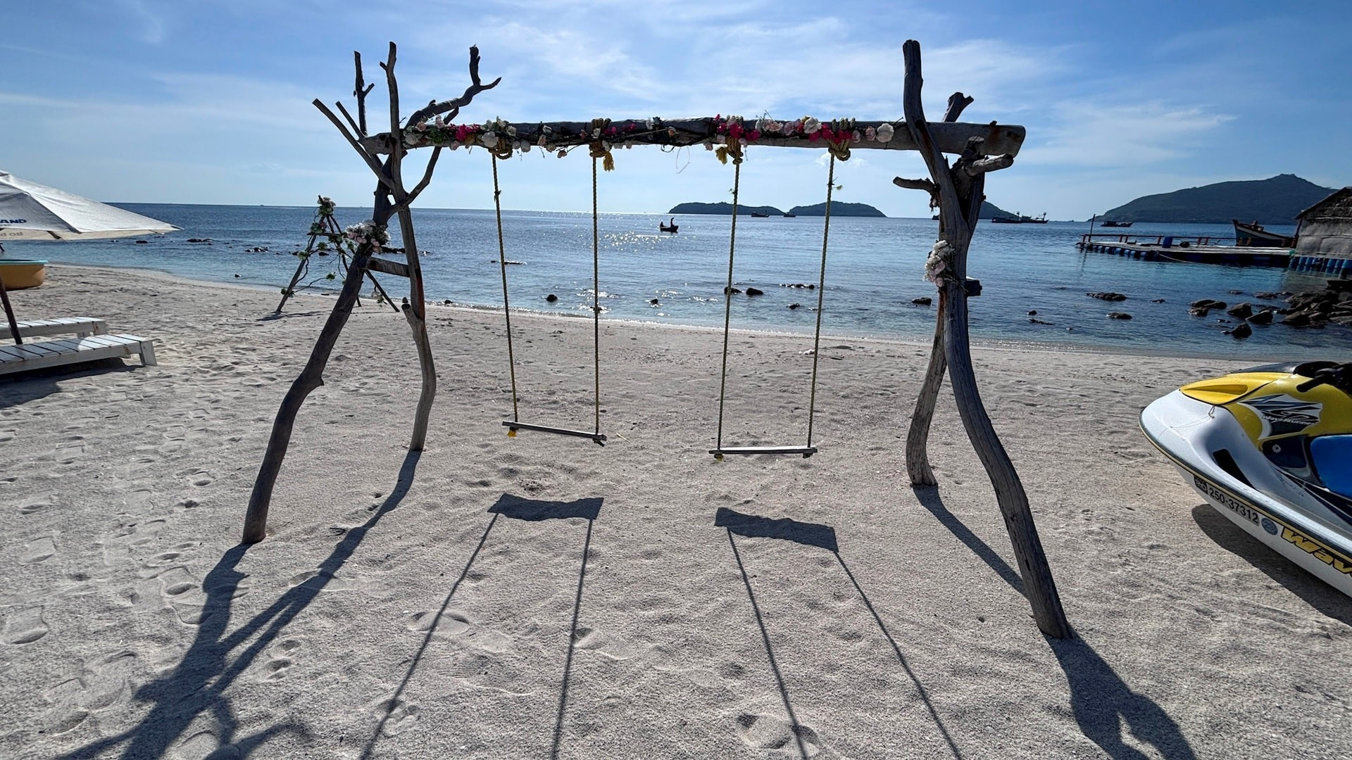 Una playa espera las huellas de quienes la descubran. Una playa espera las huellas de quienes la descubran.