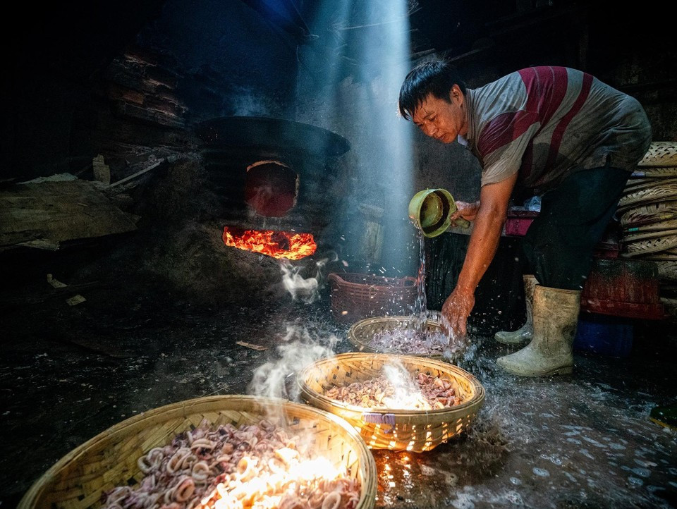Según los trabajadores del puerto de Quy Nhon, la mayor afluencia de pescado y calamar se da entre marzo y septiembre. En esos meses, cuecen toneladas a diario. Cada tanda dura entre 15 y 20 minutos, y el trabajo nocturno suele prolongarse entre seis y ocho horas seguidas. Según los trabajadores del puerto de Quy Nhon, la mayor afluencia de pescado y calamar se da entre marzo y septiembre. En esos meses, cuecen toneladas a diario. Cada tanda dura entre 15 y 20 minutos, y el trabajo nocturno suele prolongarse entre seis y ocho horas seguidas.