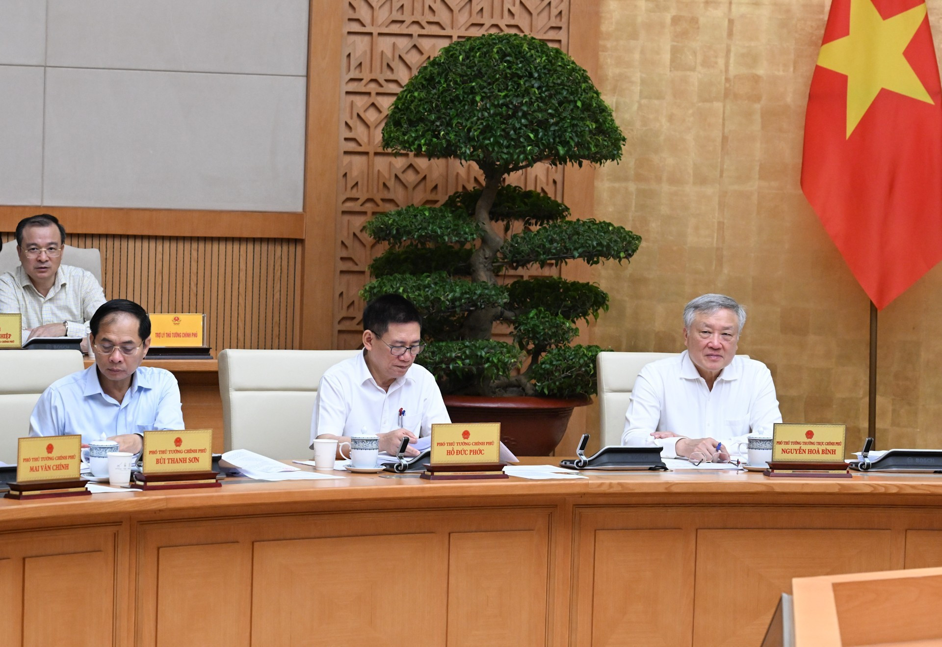 Los viceprimeros ministros asisten al evento.