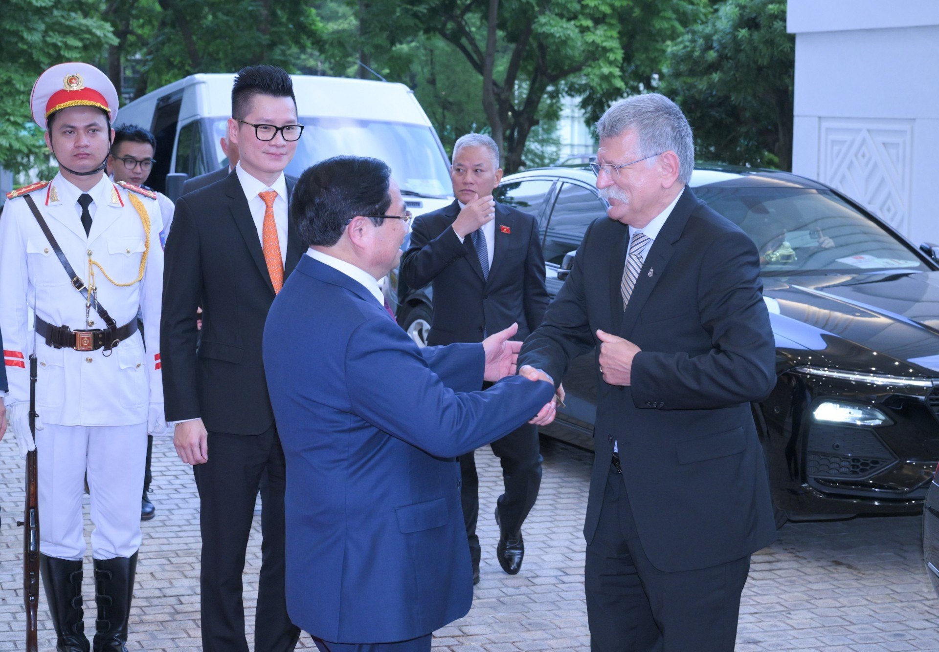 El primer ministro de Vietnam, Pham Minh Chinh, recibe al presidente del Parlamento de Hungría, Laszlo Kover.