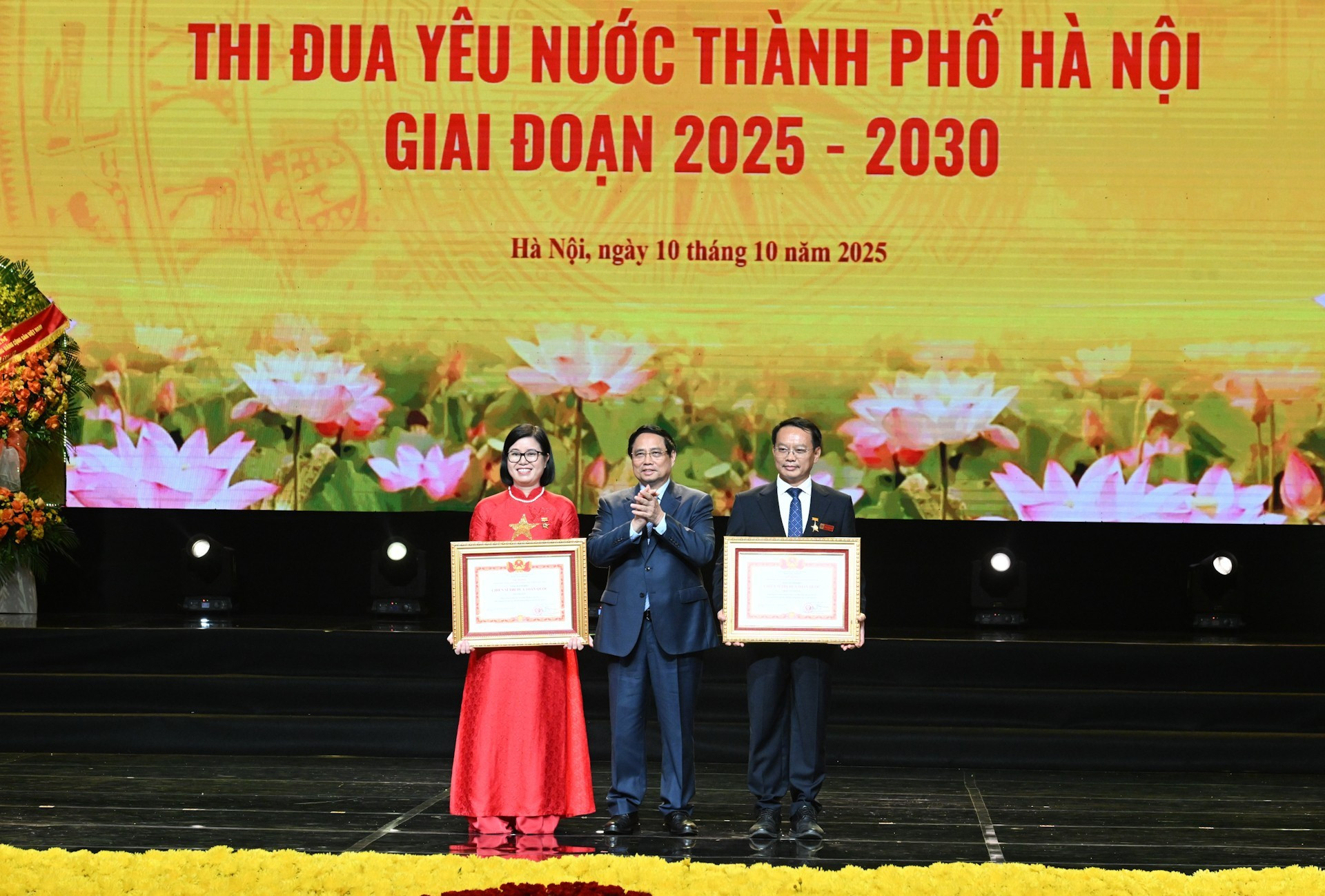 Minh Chinh otorga el título de Combatiente de Emulación Nacional a dos individuos destacados.