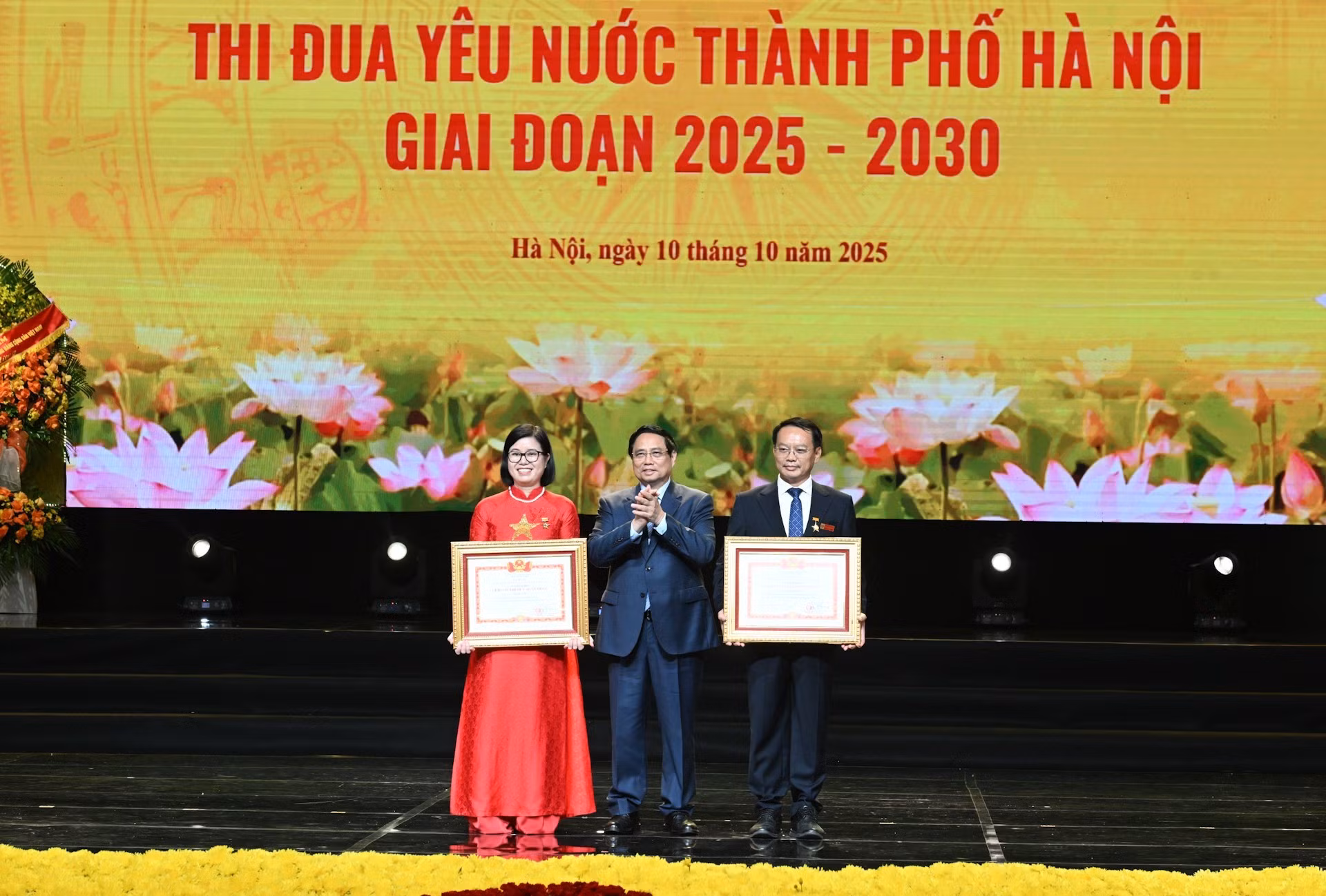 Minh Chinh otorga el título de Combatiente de Emulación Nacional a dos individuos destacados.