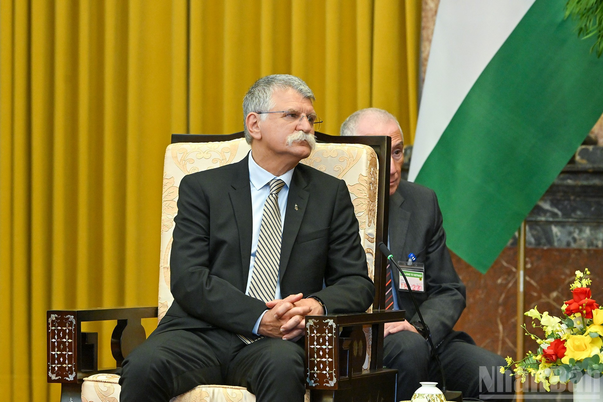 Laszlo Kover interviene en la reunión.