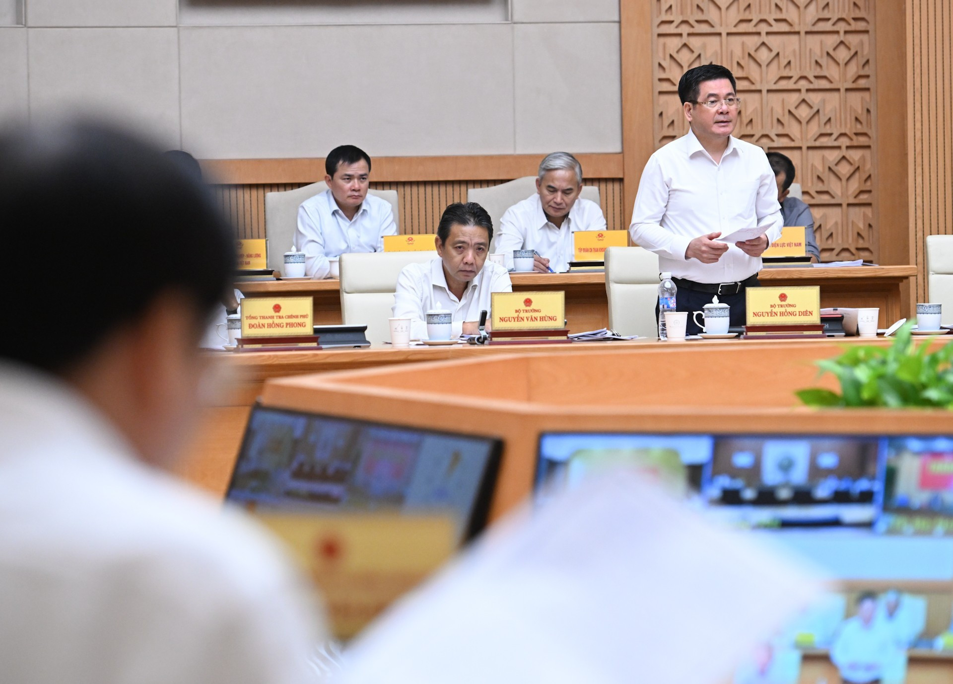 El ministro de Industria y Comercio, Nguyen Hong Dien, habla en la cita.