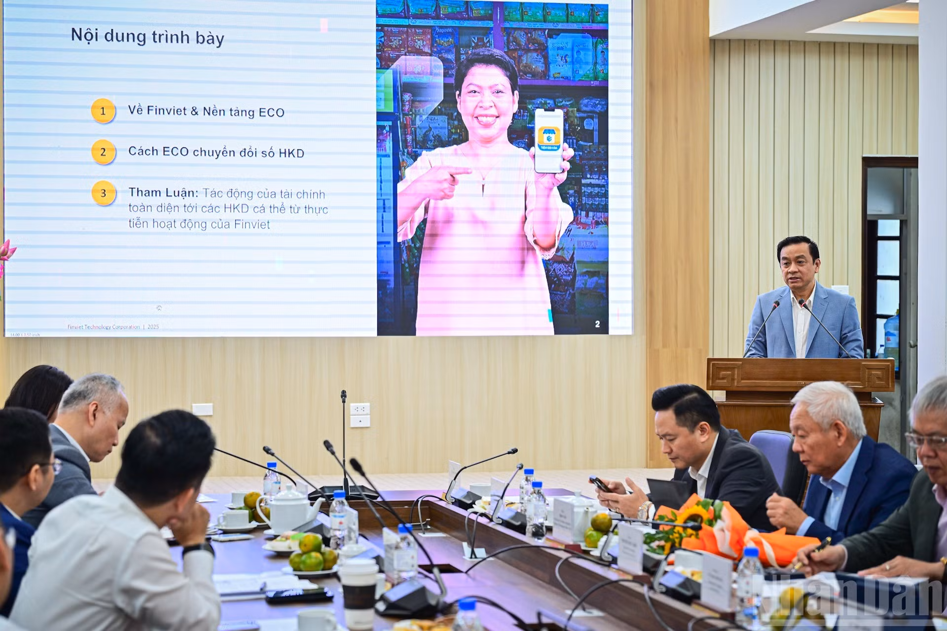 El director general de la compañía Finviet habla en la cita.