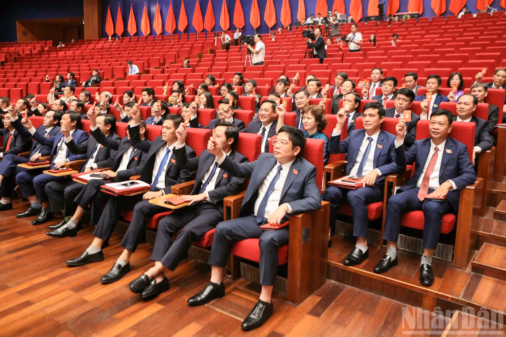 Los delegados votan en la Asamblea.