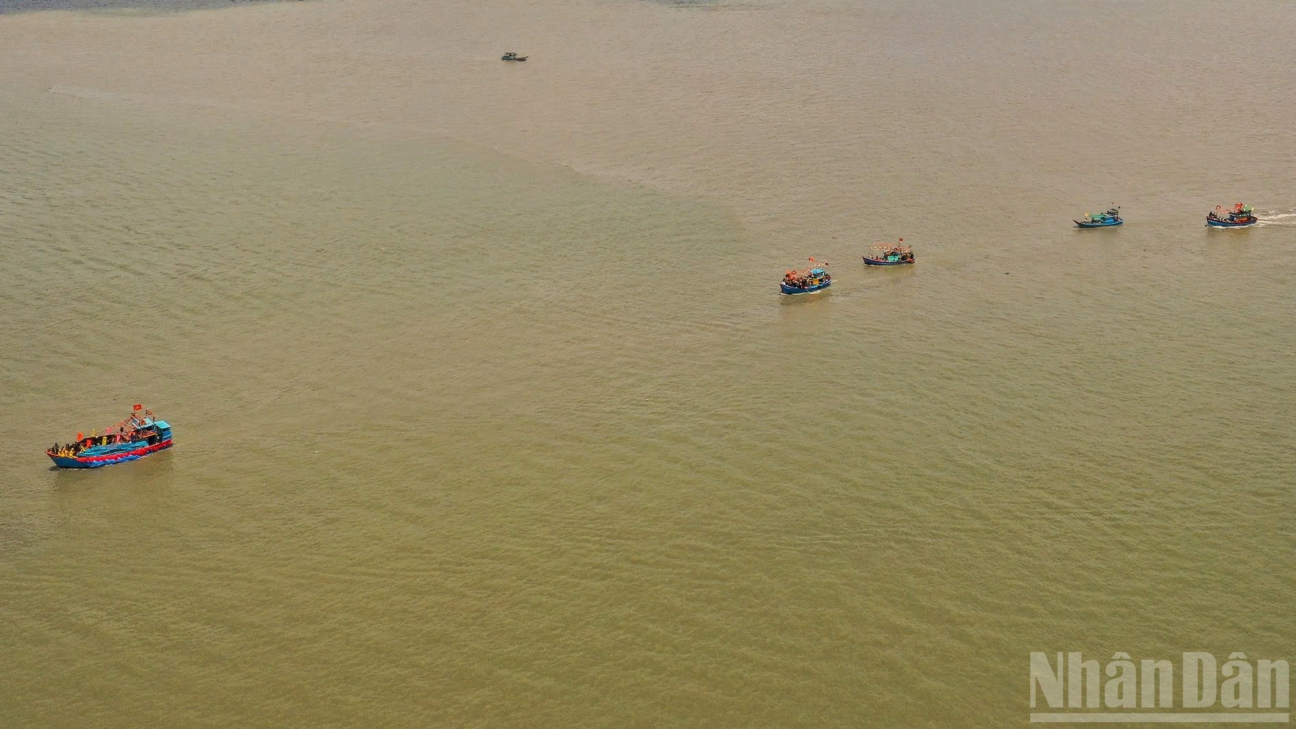 El festival refleja la vida espiritual de las comunidades costeras y reafirma el valor histórico, cultural y el papel estratégico de Can Gio en la causa de la defensa y el desarrollo del país.