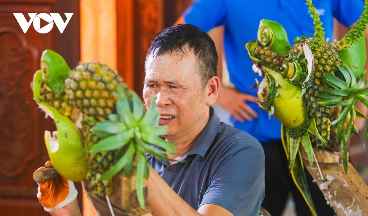 Según Dao Huy Phu, con más de 40 años de experiencia en la fabricación de palanquines de hojas, el producto no puede elaborarse con demasiada anticipación debido a que los elementos se marchitan y pierden color fácilmente, por lo que todo el trabajo se realiza en solo 4 a 5 días. En los últimos, los lugareños suelen trabajar hasta altas horas de la noche para que el palanquín esté fresco y hermoso en la fecha del desfile. 5.jpg