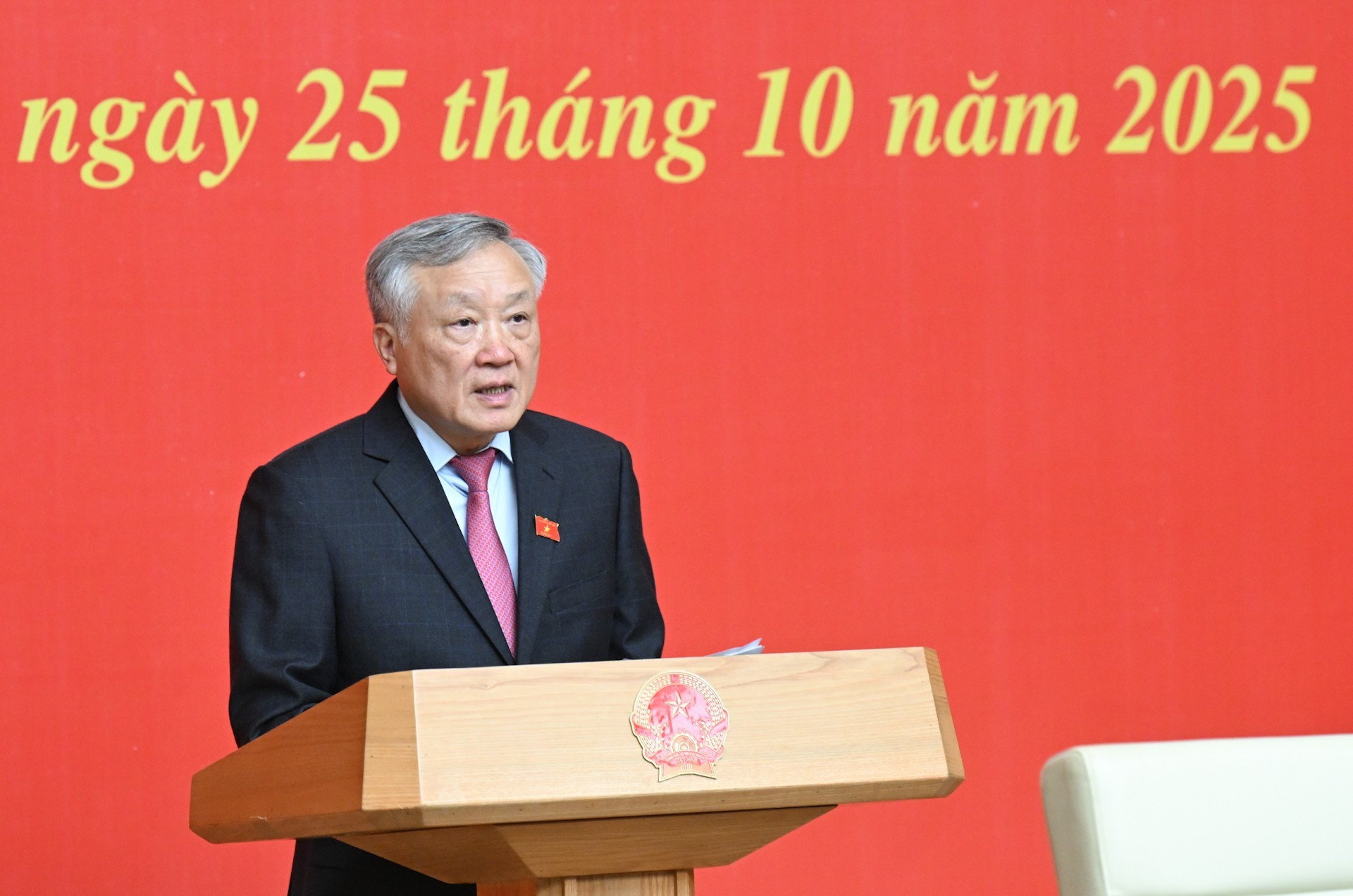 El viceprimer ministro permanente Nguyen Hoa Binh anuncia las decisiones de nombramiento.