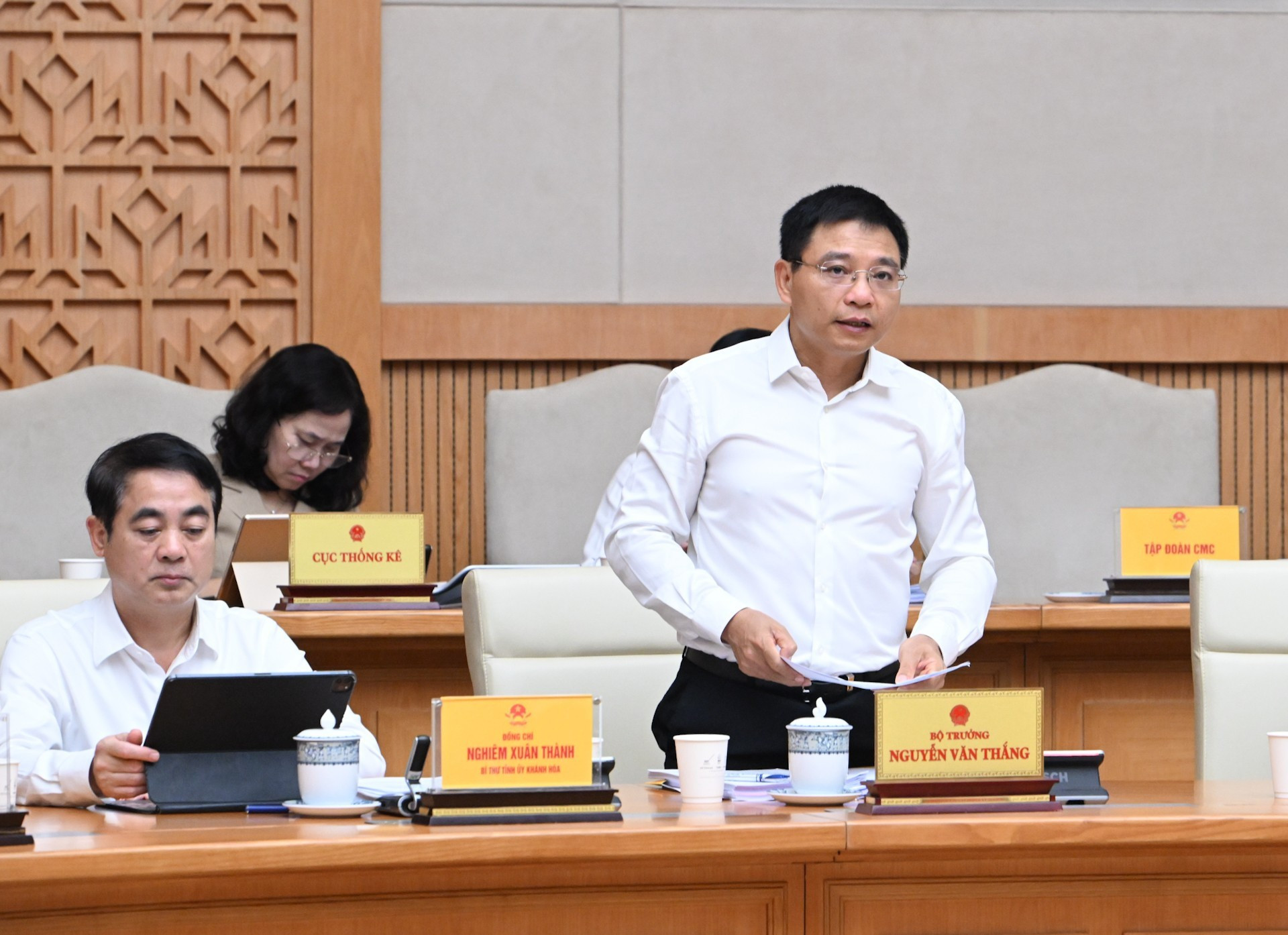 El ministro de Finanzas, Nguyen Van Thang, en la cita.