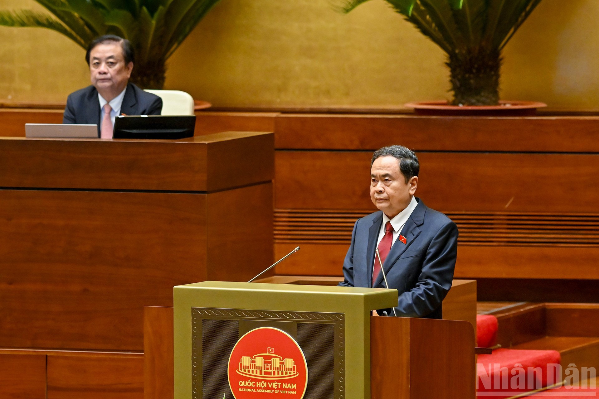 Thanh Man presenta el borrador del informe sobre las actividades durante el mandato de la XV Legislatura de la Asamblea Nacional.