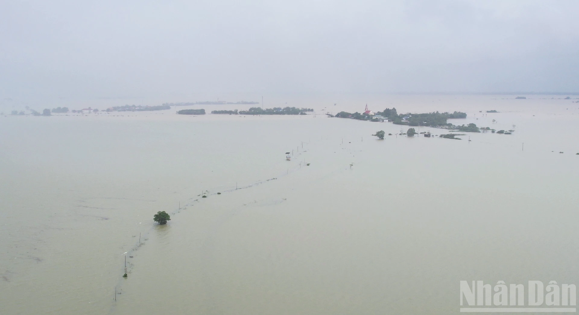 Durante la temporada de inundaciones, la zona de Cang se reduce a una estrecha franja de tierra, rodeada por las aguas. Durante la temporada de inundaciones, la zona de Cang se reduce a una estrecha franja de tierra, rodeada por las aguas.
