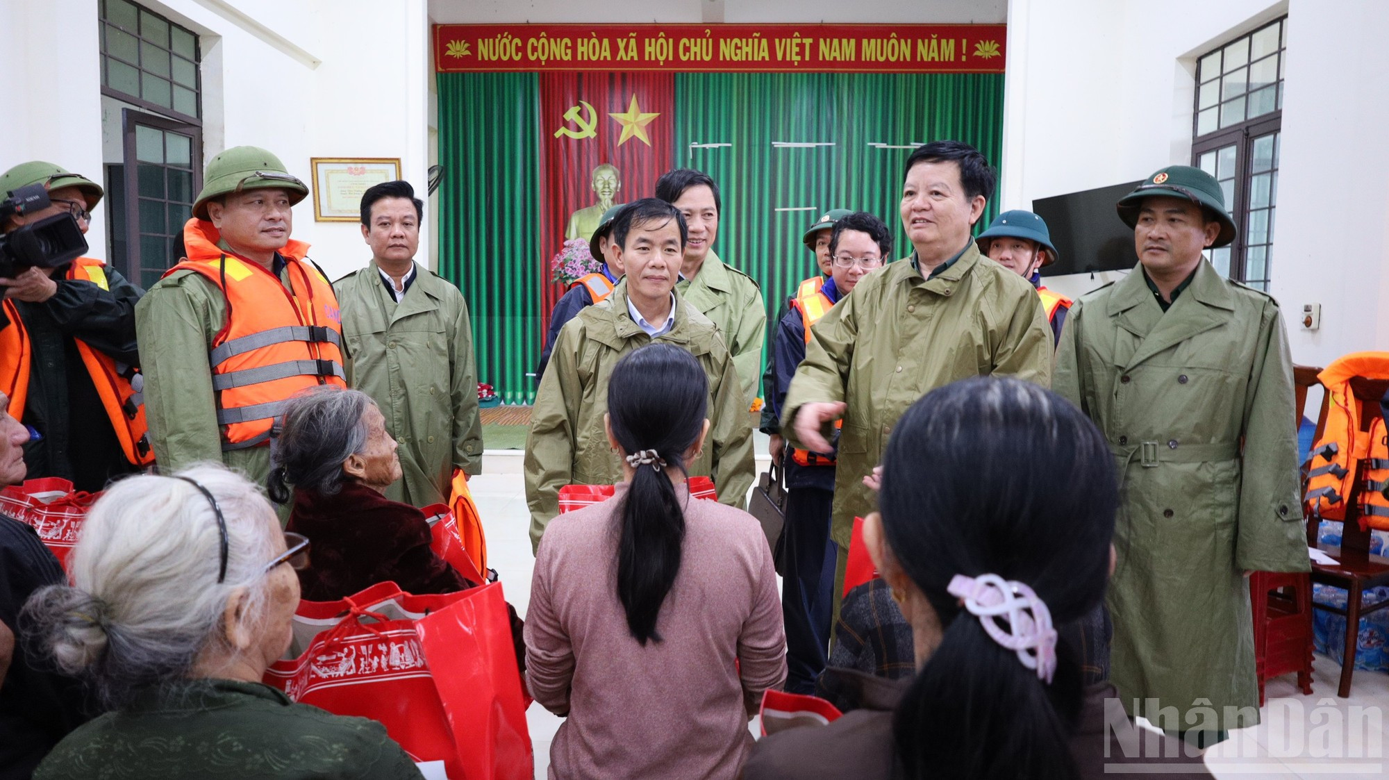 El dirigente expresa su deseo de que los habitantes superen pronto las dificultades causadas por los desastres naturales y restablezcan su vida cotidiana. El dirigente expresa su deseo de que los habitantes superen pronto las dificultades causadas por los desastres naturales y restablezcan su vida cotidiana.