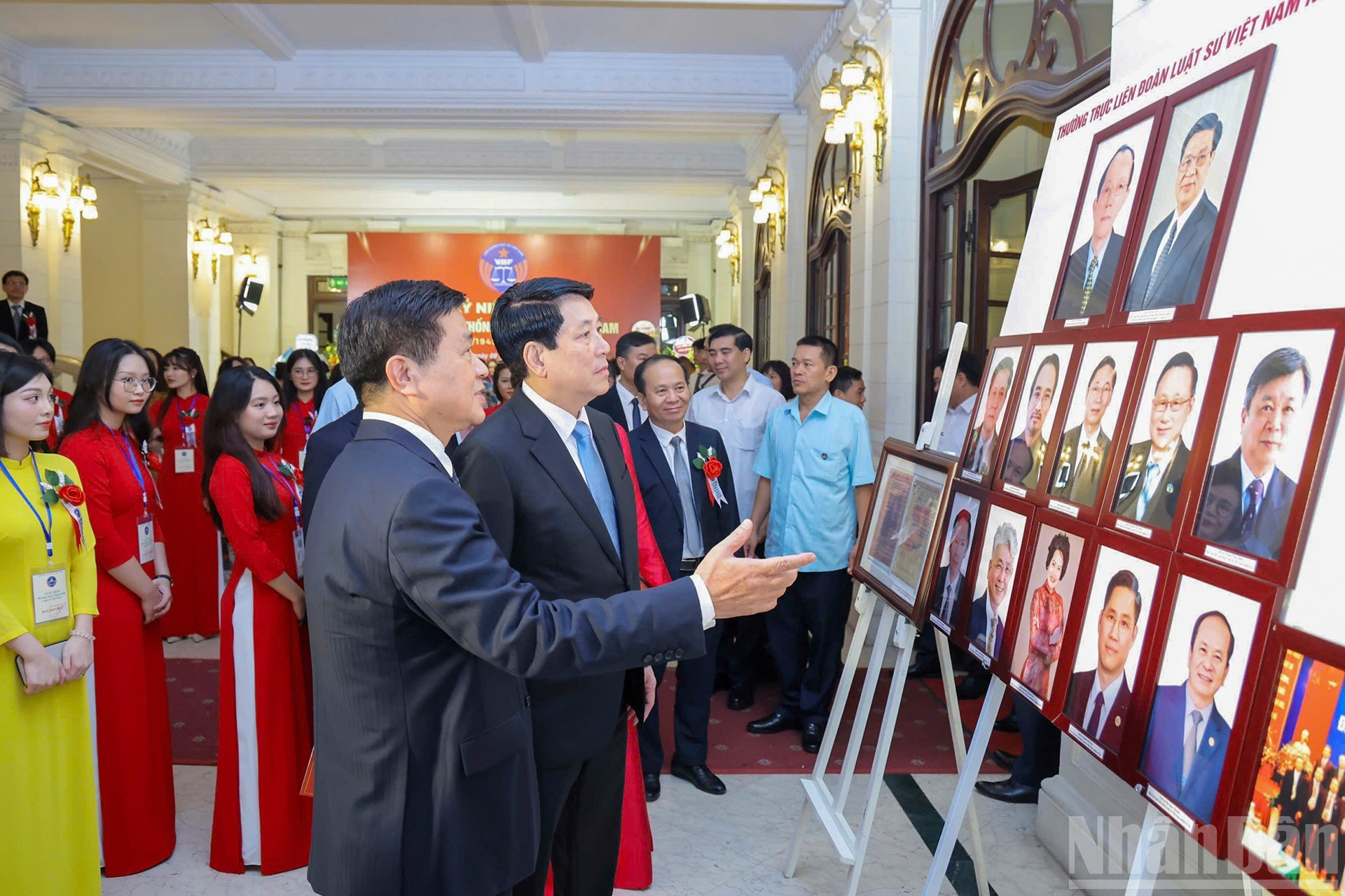 El presidente Luong Cuong visita una exposición durante la ceremonia. El presidente Luong Cuong visita una exposición durante la ceremonia.