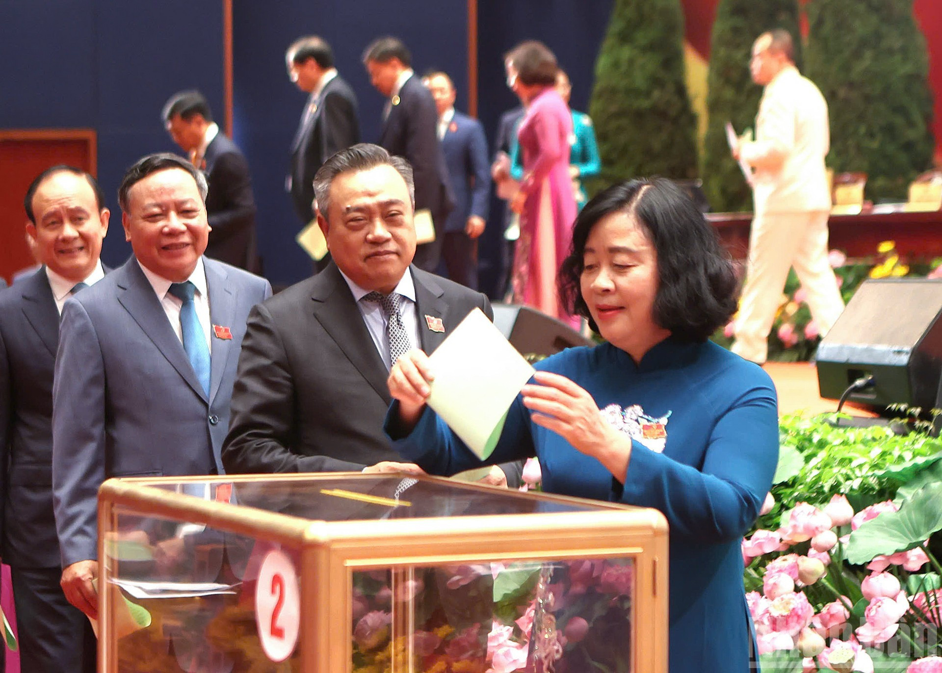 La secretaria del Comité del Partido de Hanói, Bui Thi Minh Hoai, vota para elegir a los delegados que asistirán al XIV Congreso Nacional del Partido.