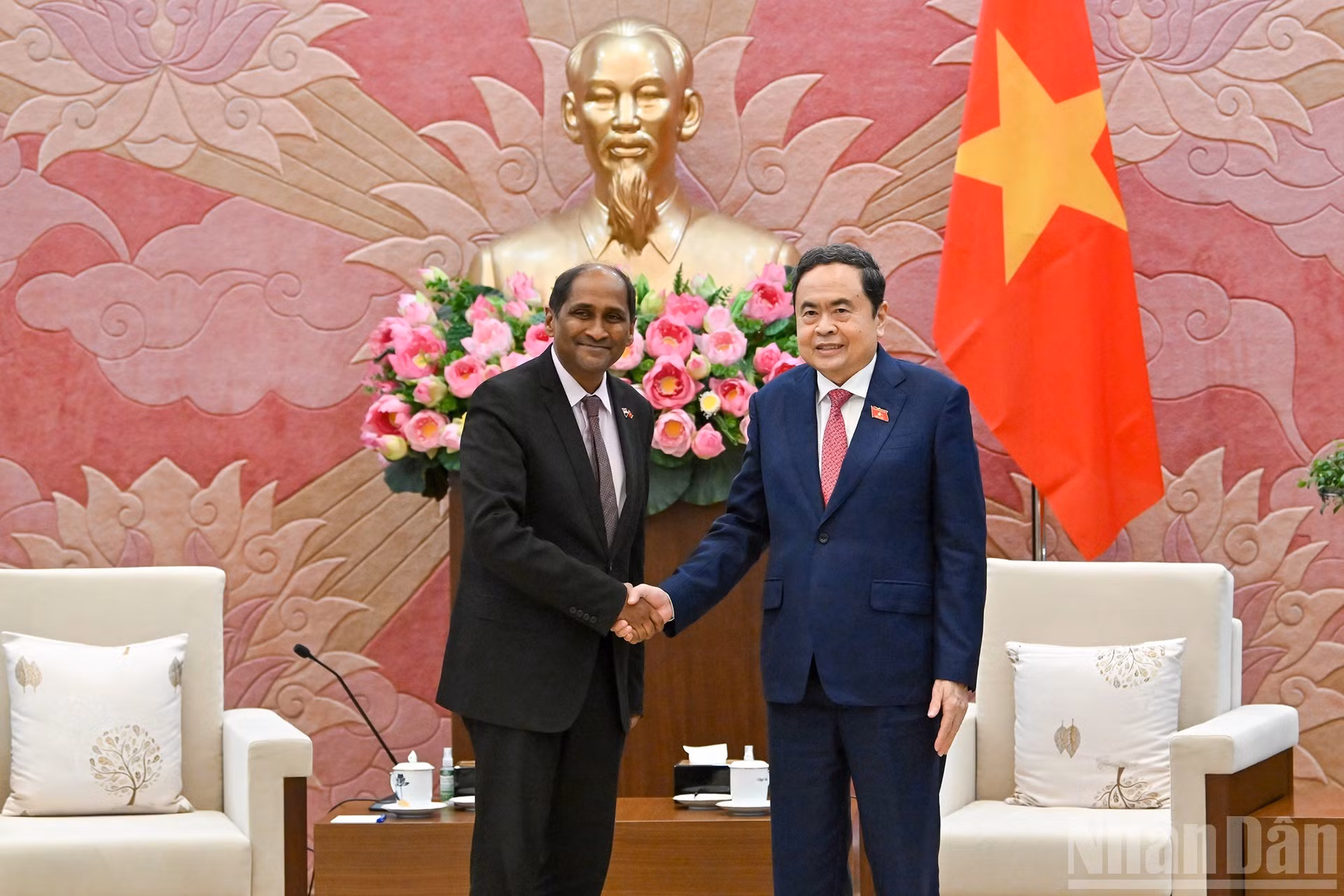 Thanh Man recibe al embajador de Singapur, Jaya Ratnam.