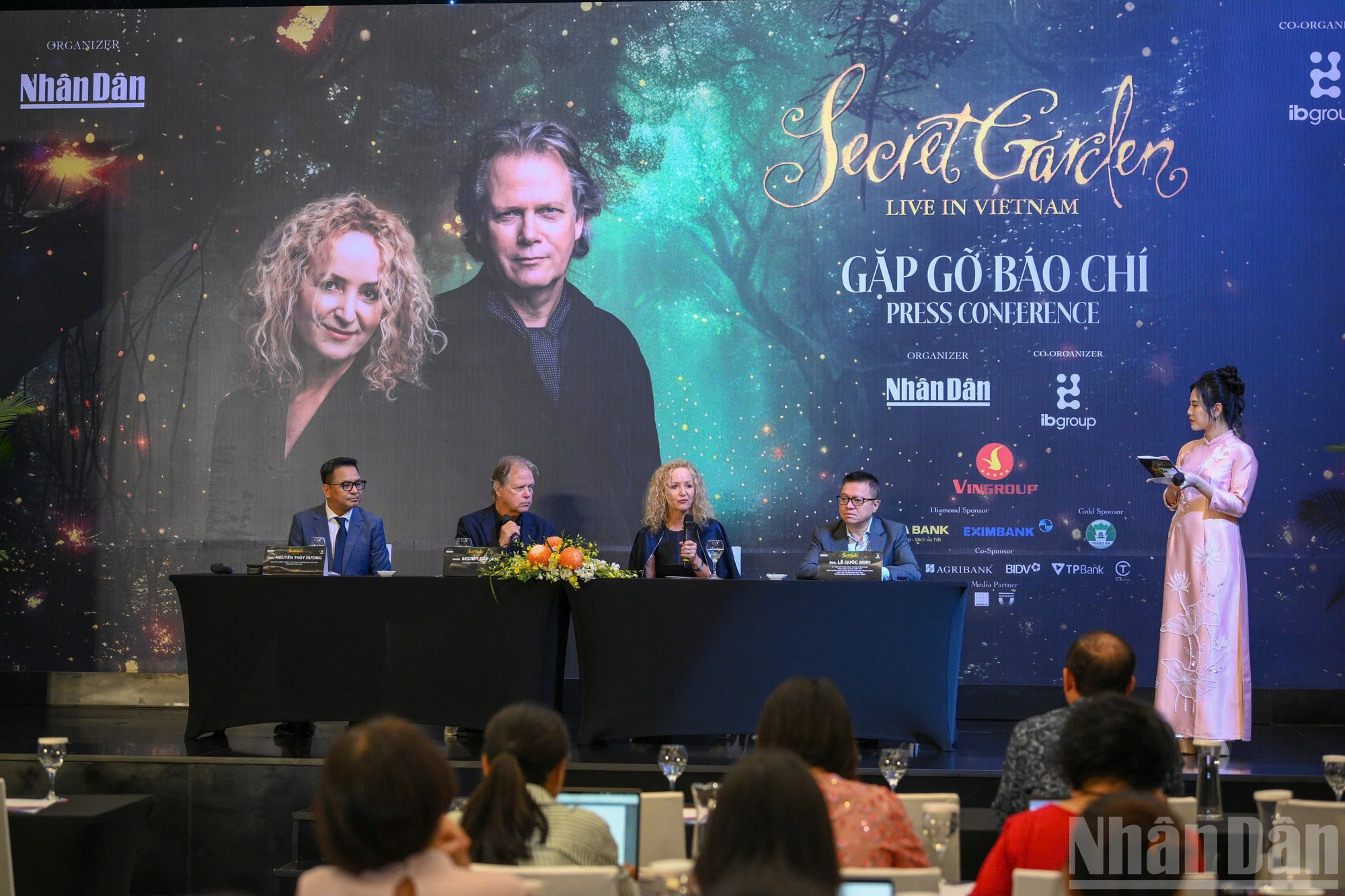 Esta es la primera vez que el legendario dúo Secret Garden visita Vietnam para ofrecer un concierto.