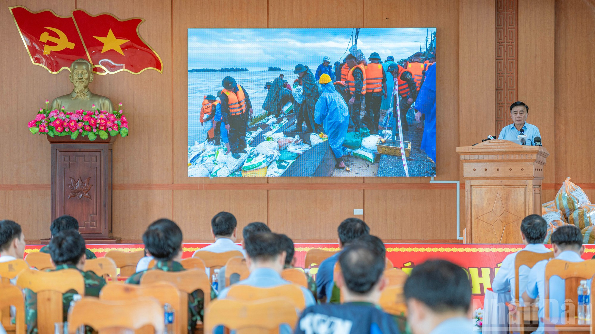 Cam Tu en la sesión de trabajo en la sede el Comité Popular de la comuna de Duy Nghia. Cam Tu en la sesión de trabajo en la sede el Comité Popular de la comuna de Duy Nghia.