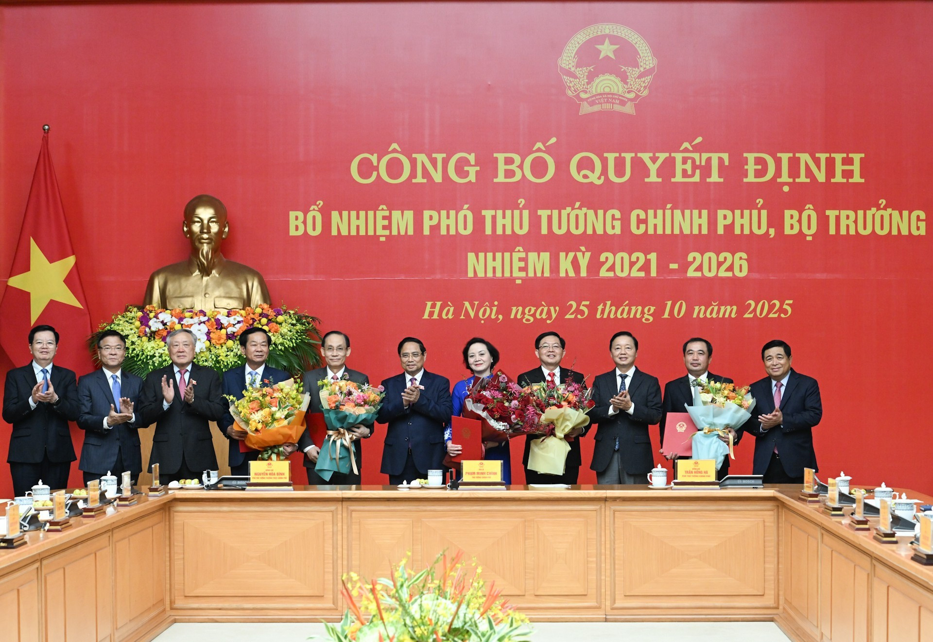 El primer ministro de Vietnam, Pham Minh Chinh, entrega decisiones de nombramiento a dos viceprimeros ministros y tres ministros para el período 2021-2026. (Foto: Nhan Dan) 