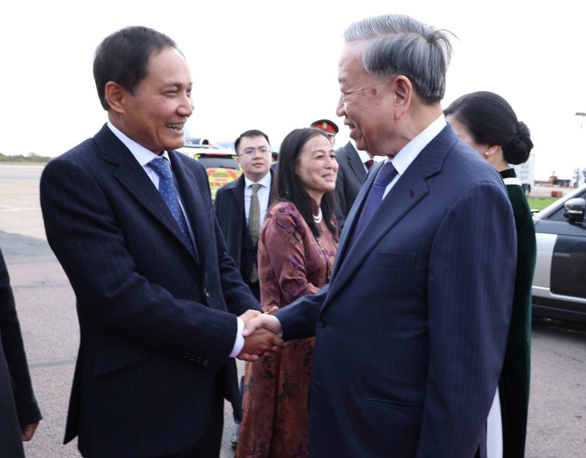 El embajador vietnamita en el Reino Unido, Do Minh Hung, despide al secretario general To Lam y a su esposa. El embajador vietnamita en el Reino Unido, Do Minh Hung, despide al secretario general To Lam y a su esposa.